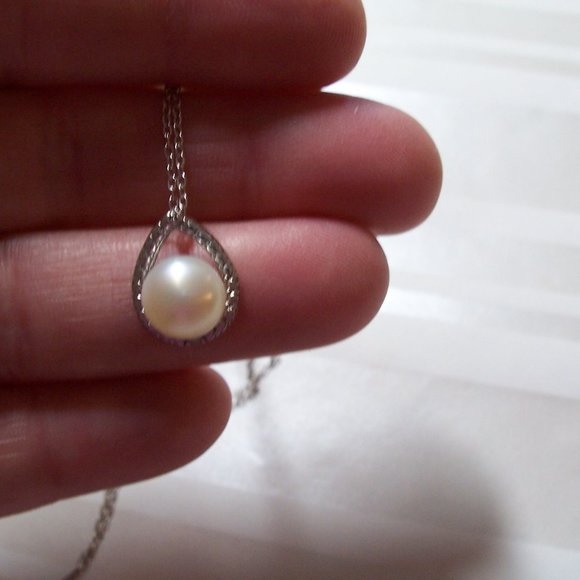 Pearl Necklace - Picture 3 of 6